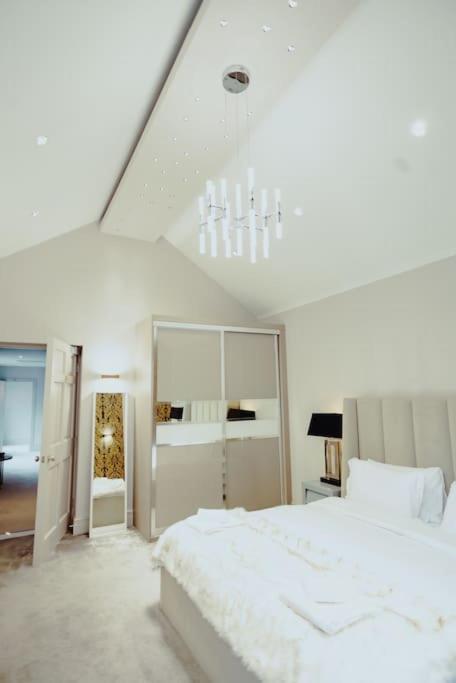 3-Story Townhouse - Sleeps 8 Appartement Leeds  Buitenkant foto