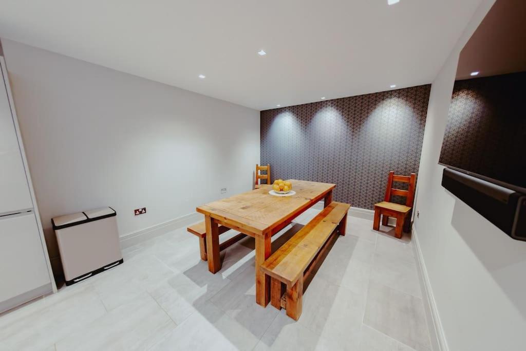 3-Story Townhouse - Sleeps 8 Appartement Leeds  Buitenkant foto