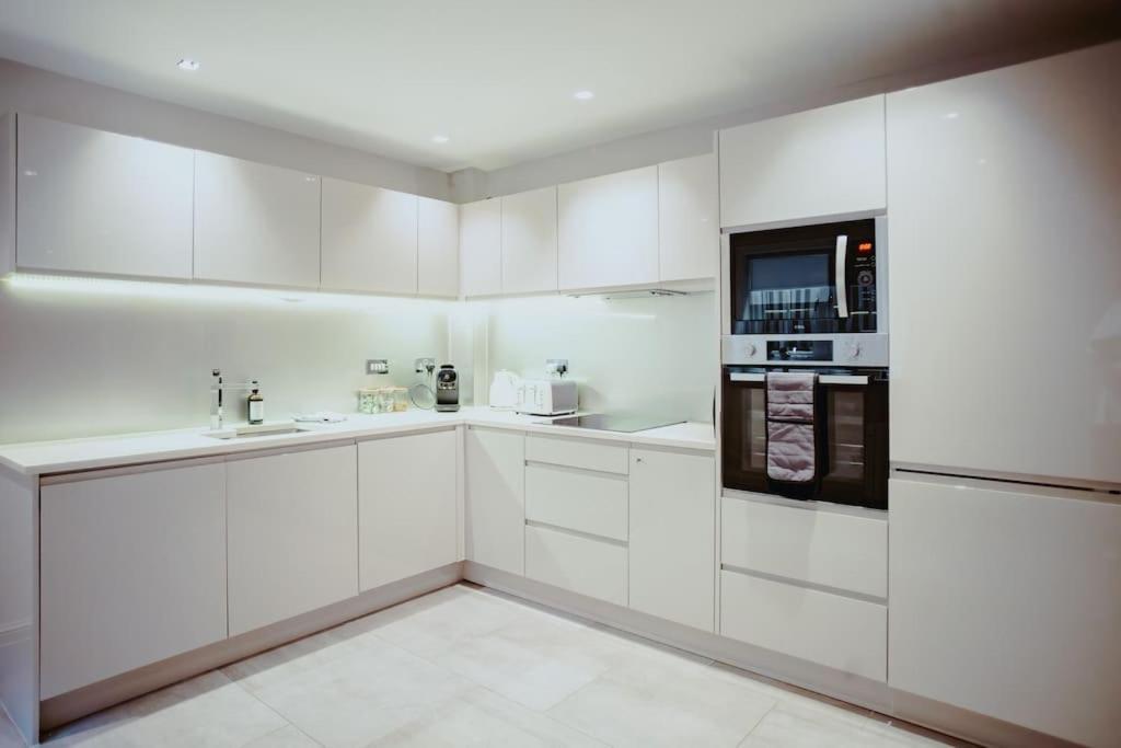 3-Story Townhouse - Sleeps 8 Appartement Leeds  Buitenkant foto