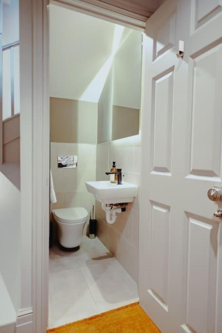 3-Story Townhouse - Sleeps 8 Appartement Leeds  Buitenkant foto