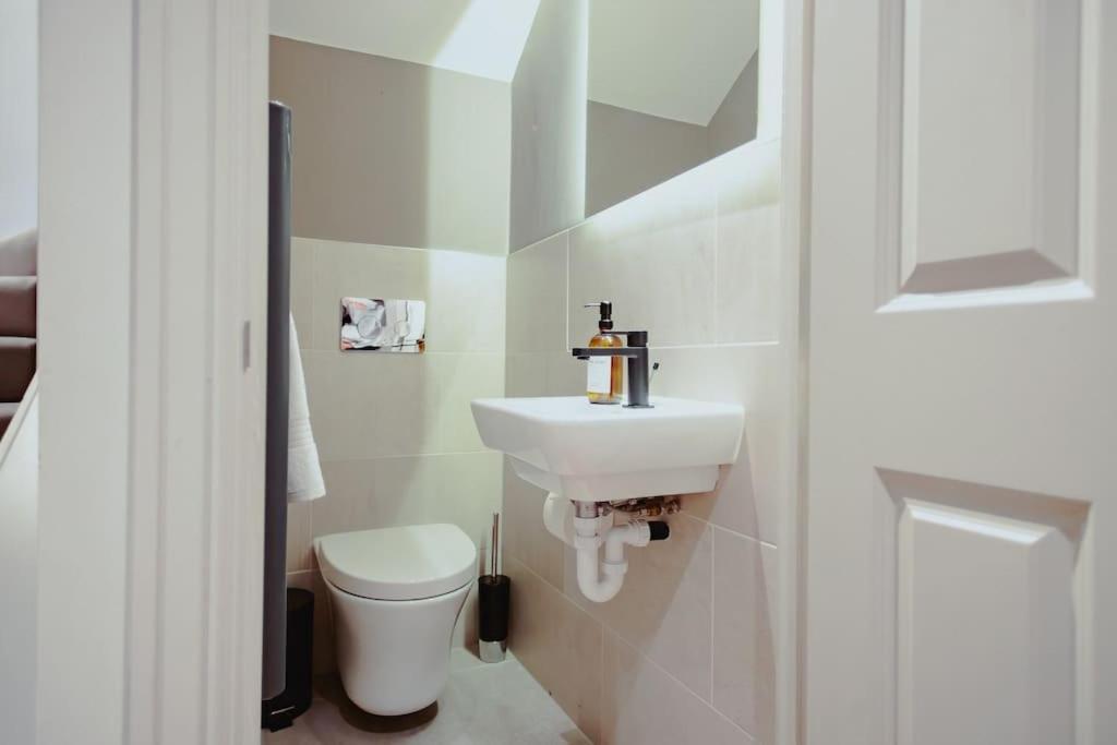 3-Story Townhouse - Sleeps 8 Appartement Leeds  Buitenkant foto
